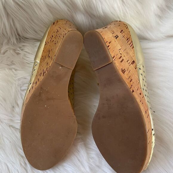 Steve Madden  Visible leather gold perforated slip on wedge peep toe heels SZ 8M - Picture 10 of 10